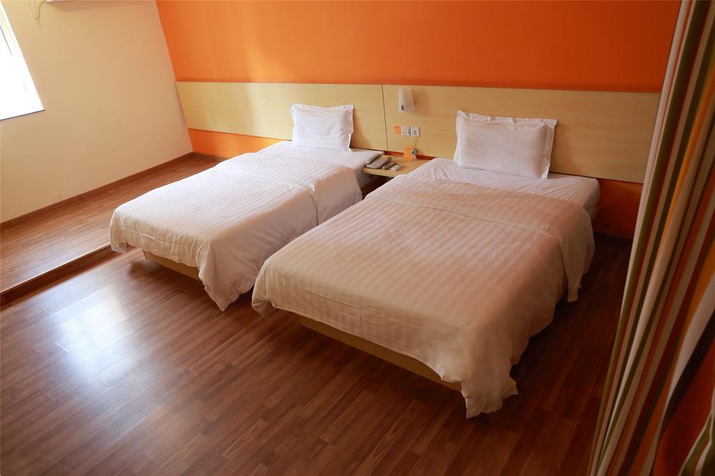 7Days Inn Qingdao Wusi Square Middle Xianggang Road Oda fotoğraf
